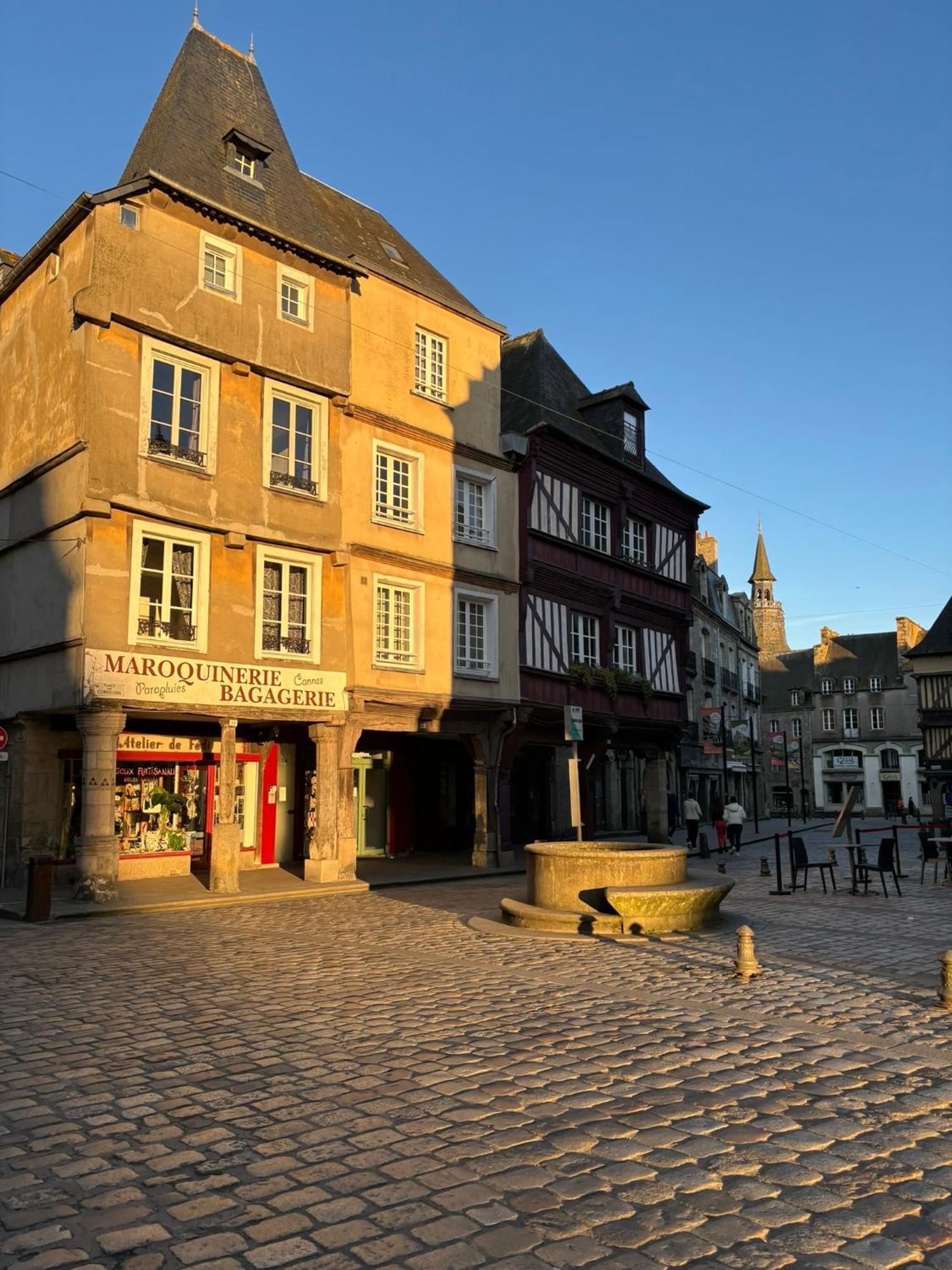 Spacieux Appartement Au Coeur Du Centre Historique De Dinan Zewnętrze zdjęcie